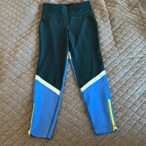 Never Worn Old Navy Elevate 7/8 Leggings 🌟 Size Small - Picture 1 of 3